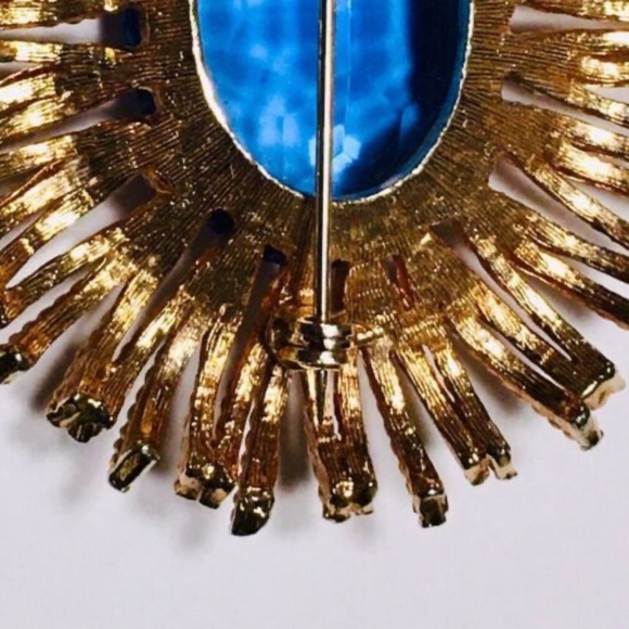 Vintage CZECH ESTATE BROOCH Huge Oval Faux Sapphire Gold Tone Pin High End - Picture 5 of 5
